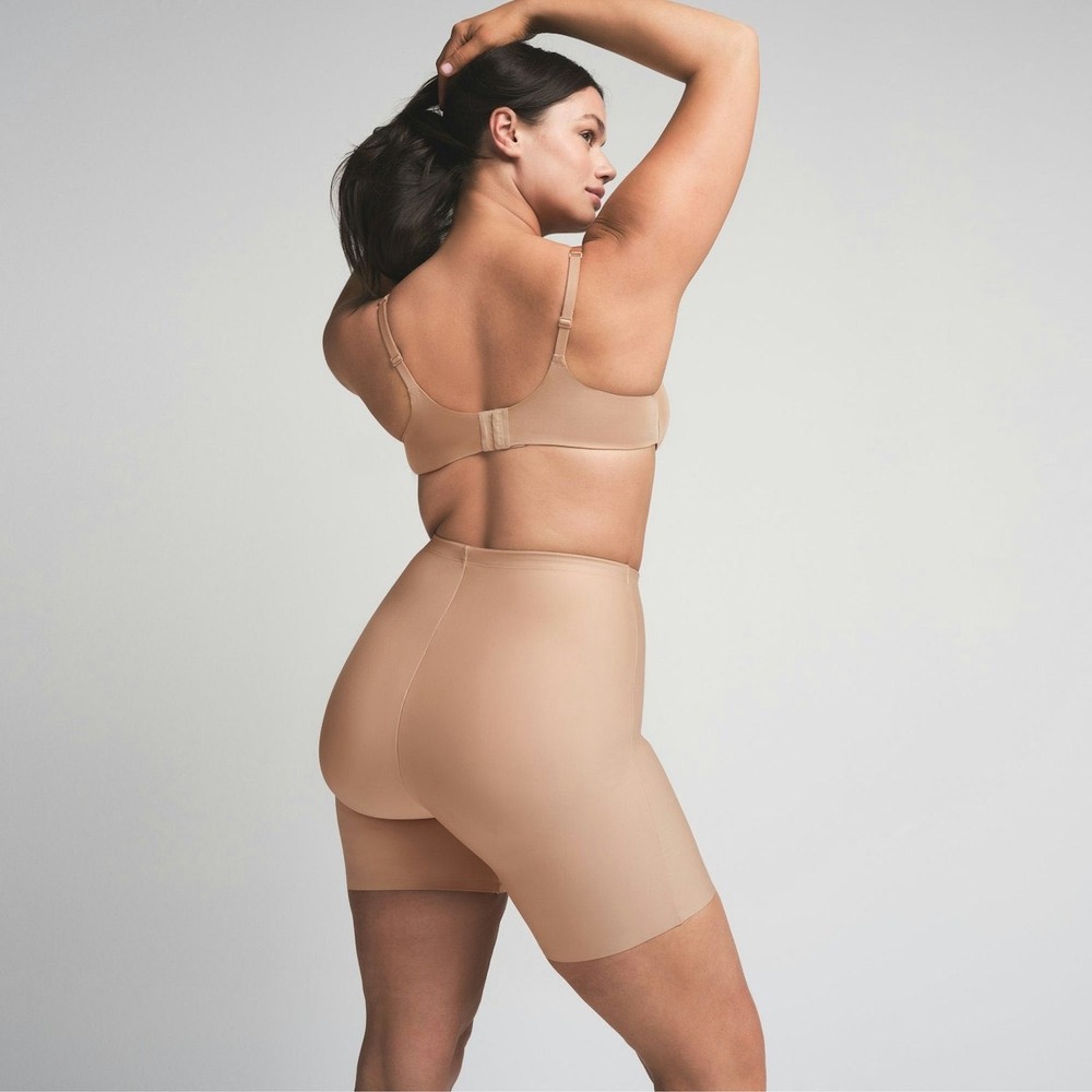 SKIMS Butt Enhancing Short M Clay Beige Padded Shapewear BO-SHO-5939W